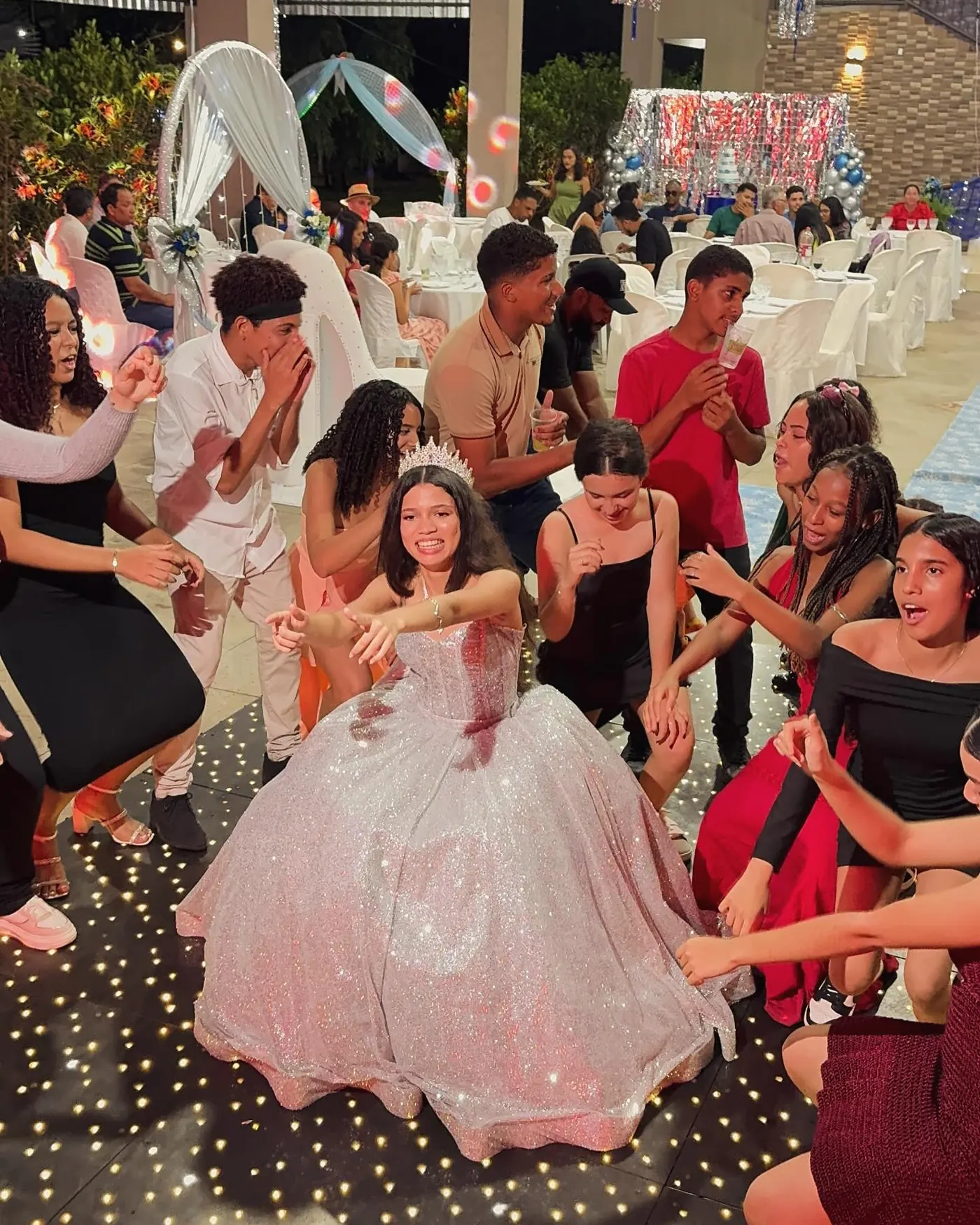 Debutante com as amigas na pista de LED