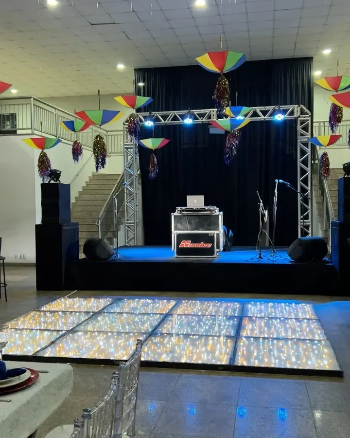 Palco com cabine do DJ e pista de LED